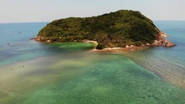 Hava aracı görüntüsü küçük Koh Ma adası, Ko Phangan Tayland. Egzotik sahil manzarası, Mae Haad plajı, yaz günü. Mercanlar arasındaki kumlu yol. Canlı deniz manzarası, tepeden Hindistan cevizi palmiyeleri.
