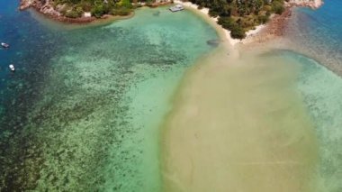 Hava aracı görüntüsü küçük Koh Ma adası, Ko Phangan Tayland. Egzotik sahil manzarası, Mae Haad plajı, yaz günü. Mercanlar arasındaki kumlu yol. Canlı deniz manzarası, tepeden Hindistan cevizi palmiyeleri.