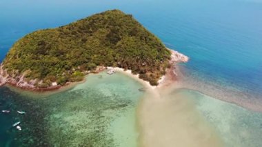 Hava aracı görüntüsü küçük Koh Ma adası, Ko Phangan Tayland. Egzotik sahil manzarası, Mae Haad plajı, yaz günü. Mercanlar arasındaki kumlu yol. Canlı deniz manzarası, tepeden Hindistan cevizi palmiyeleri.
