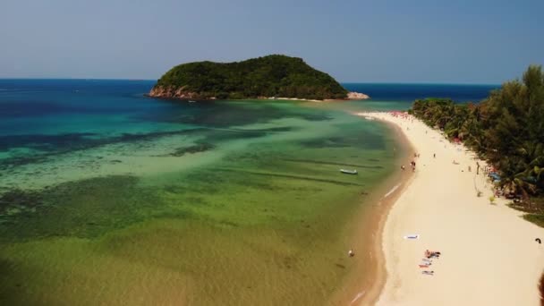 Hava aracı görüntüsü küçük Koh Ma adası, Ko Phangan Tayland. Egzotik sahil manzarası, Mae Haad plajı, yaz günü. Mercanlar arasındaki kumlu yol. Canlı deniz manzarası, tepeden Hindistan cevizi palmiyeleri. — Stok video
