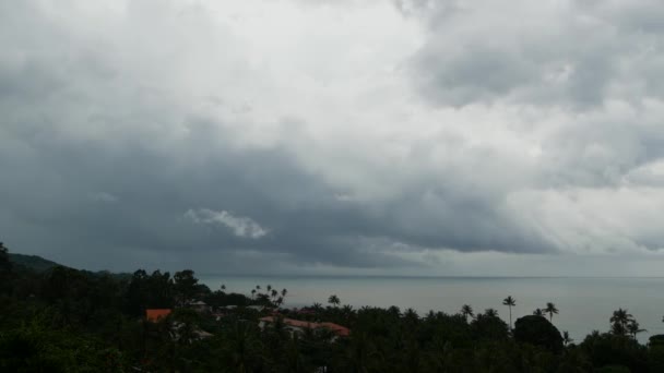 Dramático cielo sombrío con nubes de tormenta oscura sobre el mar turquesa. Huracán en el horizonte oceánico. Timelapse aéreo vívido hermosa vista de tormenta que llueve paisaje marino. Tifón de la temporada de lluvias tropicales — Vídeo de stock