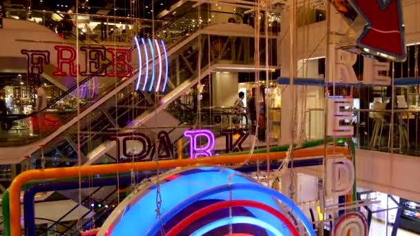 BANGKOK, THAILAND - 18 ARALIK, 2018 Siyam Merkezi. Büyük, modern bir alışveriş merkezinin içi. Dekoratif kompozisyonlar, çağdaş tasarım detayları. Toplumda yüksek tüketim kavramı — Stok video