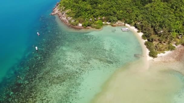 Hava aracı görüntüsü küçük Koh Ma adası, Ko Phangan Tayland. Egzotik sahil manzarası, Mae Haad plajı, yaz günü. Mercanlar arasındaki kumlu yol. Canlı deniz manzarası, tepeden Hindistan cevizi palmiyeleri. — Stok video