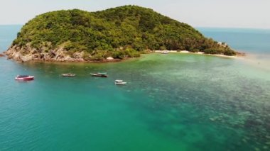 Hava aracı görüntüsü küçük Koh Ma adası, Ko Phangan Tayland. Egzotik sahil manzarası, Mae Haad plajı, yaz günü. Mercanlar arasındaki kumlu yol. Canlı deniz manzarası, tepeden Hindistan cevizi palmiyeleri.