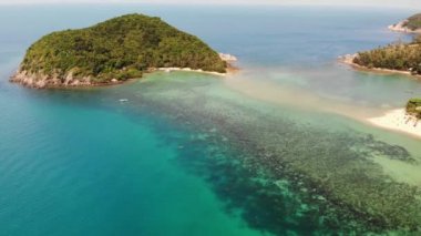 Hava aracı görüntüsü küçük Koh Ma adası, Ko Phangan Tayland. Egzotik sahil manzarası, Mae Haad plajı, yaz günü. Mercanlar arasındaki kumlu yol. Canlı deniz manzarası, tepeden Hindistan cevizi palmiyeleri.