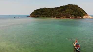 Hava aracı görüntüsü küçük Koh Ma adası, Ko Phangan Tayland. Egzotik sahil manzarası, Mae Haad plajı, yaz günü. Mercanlar arasındaki kumlu yol. Canlı deniz manzarası, tepeden Hindistan cevizi palmiyeleri.