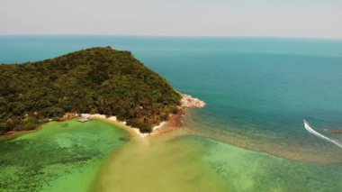 Hava aracı görüntüsü küçük Koh Ma adası, Ko Phangan Tayland. Egzotik sahil manzarası, Mae Haad plajı, yaz günü. Mercanlar arasındaki kumlu yol. Canlı deniz manzarası, tepeden Hindistan cevizi palmiyeleri.