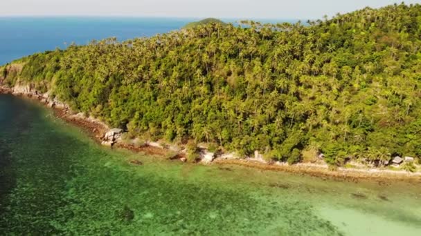 Dron powietrzny widok małej wyspy Koh Ma, Ko Phangan Tajlandii. Egzotyczny krajobraz wybrzeża, plaża Mae Haad, letni dzień. Piaszczysta ścieżka między koralowcami. Żywy krajobraz morski, górskie palmy kokosowe z góry. — Wideo stockowe