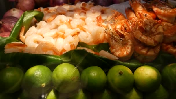 Nacional Asiático Exótico listo para comer mariscos en la noche patio de comida del mercado callejero en Tailandia. Deliciosos langostinos a la parrilla o camarones y otros aperitivos. — Vídeos de Stock