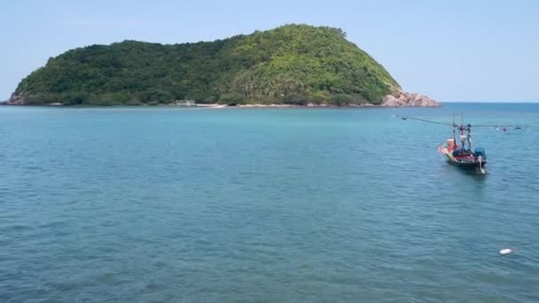 바다를 흔드는 근처 해안에 배가 떠 있다. 전통적 인 배가 맑은 날에 태국의 열 대 지방의 이국적 인고 환 안에 있습니다. 카오마 섬의 낙원. — 비디오