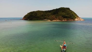 Hava aracı görüntüsü küçük Koh Ma adası, Ko Phangan Tayland. Egzotik sahil manzarası, Mae Haad plajı, yaz günü. Mercanlar arasındaki kumlu yol. Canlı deniz manzarası, tepeden Hindistan cevizi palmiyeleri.