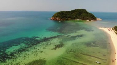 Hava aracı görüntüsü küçük Koh Ma adası, Ko Phangan Tayland. Egzotik sahil manzarası, Mae Haad plajı, yaz günü. Mercanlar arasındaki kumlu yol. Canlı deniz manzarası, tepeden Hindistan cevizi palmiyeleri.