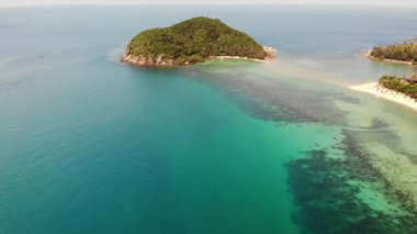 Hava aracı görüntüsü küçük Koh Ma adası, Ko Phangan Tayland. Egzotik sahil manzarası, Mae Haad plajı, yaz günü. Mercanlar arasındaki kumlu yol. Canlı deniz manzarası, tepeden Hindistan cevizi palmiyeleri.