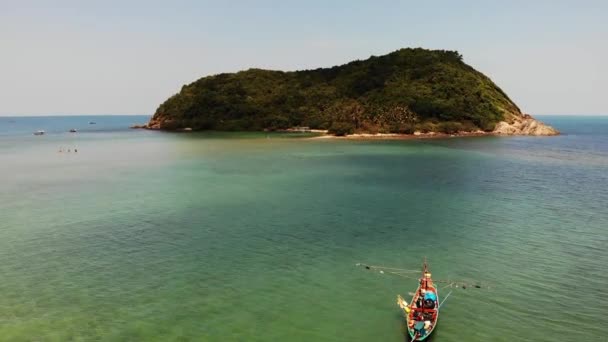 Dron powietrzny widok małej wyspy Koh Ma, Ko Phangan Tajlandii. Egzotyczny krajobraz wybrzeża, plaża Mae Haad, letni dzień. Piaszczysta ścieżka między koralowcami. Żywy krajobraz morski, górskie palmy kokosowe z góry. — Wideo stockowe