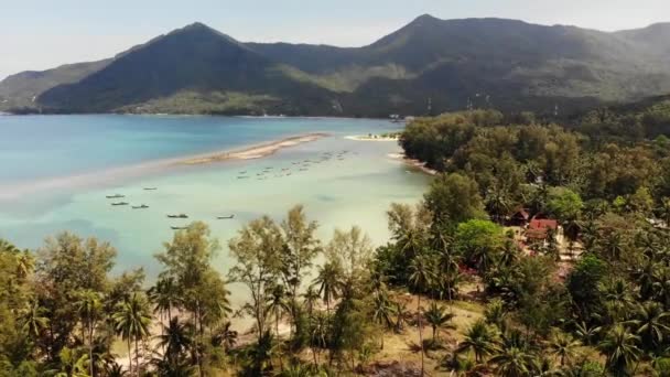 Vue aérienne sur drone île de Koh Phangan Thaïlande. Paysage panoramique de la côte exotique, Chaloklum Malibu plage de pêcheurs, journée d'été. Sentier sablonneux, coraux. Paysage marin vif, cocotiers de montagne d'en haut.