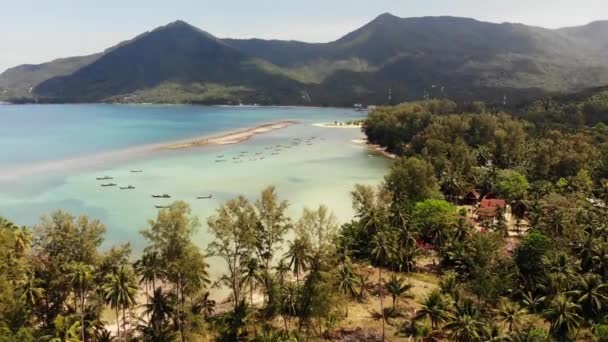 Avión teledirigido vista isla Koh Phangan Tailandia. Paisaje panorámico de costa exótica, Chaloklum Malibu playa de pescadores, día de verano. Camino de arena, corales. Paisaje marino vivo, palmeras de coco de montaña desde arriba. — Vídeo de stock