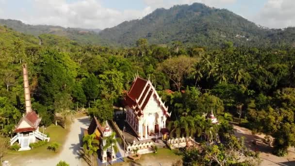 Ormanlar arasındaki klasik Budist tapınağı. Yukarıdan bakıldığında Tayland 'da tepenin yanındaki yeşil ağaçlar arasında klasik Budist manastırı görülüyor. Koh Samui. Turizm, meditasyon ve doğu yaşamı kavramı. — Stok video