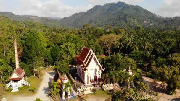 Klasszikus buddhista templom erdő között. Fentről drón kilátás klasszikus buddhista kolostor között zöld fák közelében hegy Thaiföldön. Koh Samui. a turizmus, a meditáció és a keleti élet fogalma. — Stock videók