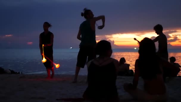 PHANGAN, THAILAND - 23 MARCH 2019 Zen Beach. Silhouettes of performers on beach during sunset. Silhouettes of young anonymous entertainers rehearsing on sandy beach against calm sea and sundown sky. — Stock Video