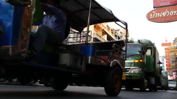 BANGKOK, THAILAND - 18. MÄRZ 2019: Tuk Tuks auf den Straßen einer asiatischen Stadt. Bunte Auto-Rikschas fahren auf Asphaltstraße auf belebter Straße von Chinatown in Bangkok. — Stockvideo