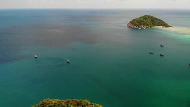 Вид с воздуха на маленький остров Ко Ма (Koh Ma), Ко Панган (Ko Phangan Thailand). Экзотический панорамный пейзаж побережья, пляж Маэ Хад, летний день. Песчаный путь между кораллами. Яркий морской пейзаж, горные кокосовые пальмы сверху — стоковое видео