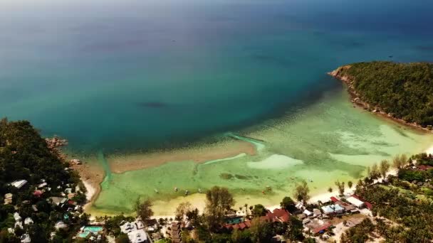 Vista dos incríveis recifes de coral. Vista drone pitoresca do mar azul tranquilo e belos recifes de coral perto da costa da ilha tropical. Atol do paraíso — Vídeo de Stock