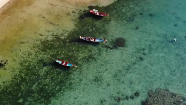 Barcos pesqueros cerca del arrecife. Hermosa vista aérea de los barcos de pesca flotando en el agua azul del mar cerca de majestuoso arrecife de coral. Fondo paraíso exótico natural. Koh Phangan Samui, Tailandia. — Vídeos de Stock