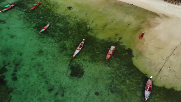 Barcos de pesca perto do recife. Bela vista aérea de barcos de pesca flutuando na água do mar azul perto do majestoso recife de coral. Fundo paradisíaco exótico natural. Koh Phangan Samui, Tailândia. — Vídeo de Stock