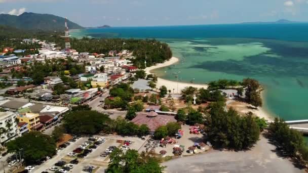 Mare blu vicino alle spiagge dell'isola tropicale. Panorama mozzafiato drone di mare blu calmo vicino alle spiagge turistiche del paradiso tropicale esotico Ko Phangan Island. Tailandia . — Video Stock