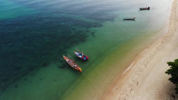 Bateaux de pêche près du récif. Belle vue aérienne des bateaux de pêche flottant sur l'eau de mer bleue près du majestueux récif corallien. Fond naturel exotique paradis. Koh Phangan Samui, Thaïlande. — Video