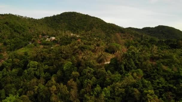 Villas no cume verde da montanha. Majestoso drone vista de moradias de luxo localizadas na cordilheira verde no paraíso tropical ilha exótica . — Vídeo de Stock