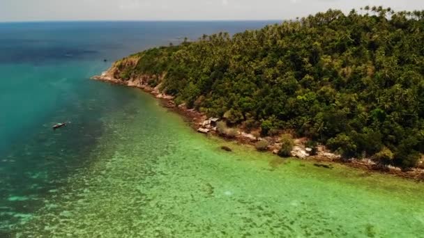 Drone aéreo vista pequena ilha Koh Ma, Ko Phangan Tailândia. Costa exótica paisagem panorâmica, praia Mae Haad, dia de verão. Caminho arenoso entre corais. paisagem marinha vívida, coqueiros de montanha de cima — Vídeo de Stock