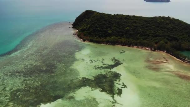 Muhteşem mercan resiflerinin manzarası. Tropik adanın kıyısına yakın sakin mavi deniz ve güzel mercan resifleri pitoresk drone görünümü. Cennet mercan adası — Stok video