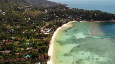 Tropik adanın plajları na yakın mavi deniz. Tropikal egzotik cennet Ko Phangan Adası turistik plajları yakınında sakin mavi deniz nefes kesen drone görünümü. Tayland.