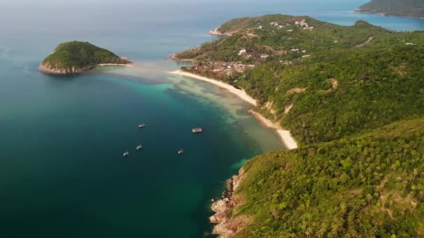 Aerial drone view small Koh Ma island, Ko Phangan Thailand. Exotic coast panoramic landscape, Mae Haad beach, summer day. Sandy path between corals. Vivid seascape, mountain coconut palms from above — Stock Video