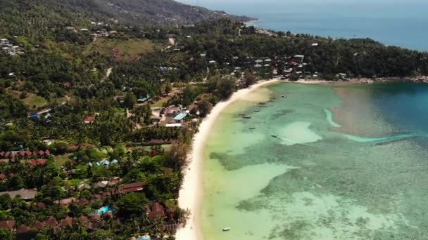 Tropik adanın plajları na yakın mavi deniz. Tropikal egzotik cennet Ko Phangan Adası turistik plajları yakınında sakin mavi deniz nefes kesen drone görünümü. Tayland. — Stok video