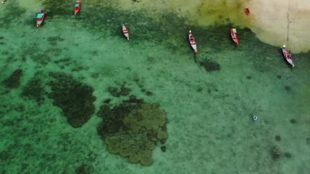 Bateaux de pêche près du récif. Belle vue aérienne des bateaux de pêche flottant sur l'eau de mer bleue près du majestueux récif corallien. Fond naturel exotique paradis. Koh Phangan Samui, Thaïlande. — Video