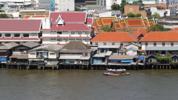在Krungthep市的河里漂流的东方船。在曼谷靠近唐人街的晴天，现代运输船在平静的潮普拉亚河上漂流。全景 — 图库视频影像