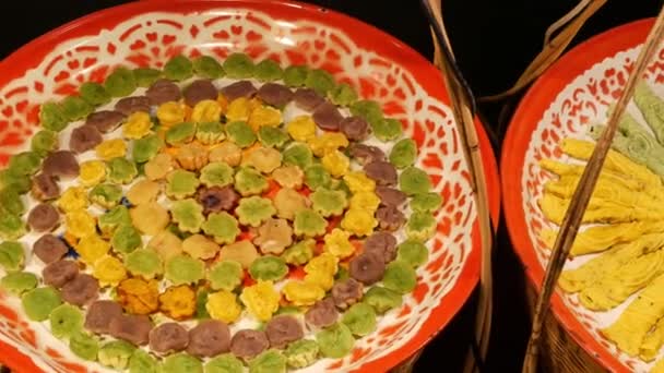Exotische Oosterse Aziatische zoete heerlijke desserts, ongewone kleurrijke traditionele gerechten op de toonbanken van een bazar met straatvoedsel. Avond food court in bangkok, de hoofdstad van het koken. Nachtmarkt — Stockvideo