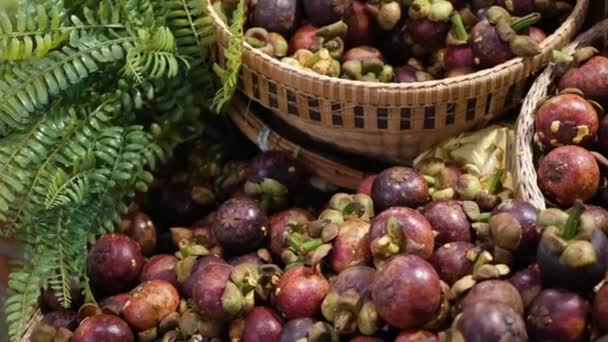 Frutas y verduras en un puesto rústico. Surtido de frutas y verduras frescas maduras colocadas en un puesto oriental rústico en el mercado. mangostán púrpura tropical dulce. Reina de las frutas en Tailandia — Vídeos de Stock