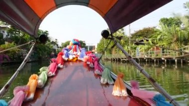 Asya kanalında turist gezisi. Bangkok 'taki turizm gezisi sırasında geleneksel Tayland teknesinden sakin bir kanal ve konut manzarası.