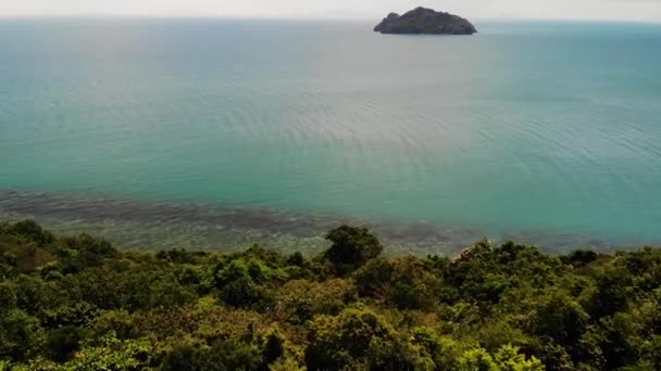 一架无人驾驶飞机俯瞰着泰国高屏根的小Koh Ma岛。异国情调的海滨全景, Mae Haad海滩,夏日.珊瑚之间的沙道维维海景，高山椰子树 — 图库视频影像