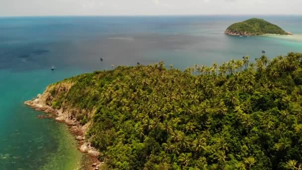 Légi drón kilátás kis Koh Ma sziget, Ko Phangan Thaiföld. Egzotikus tengerparti panoráma táj, Mae Haad strand, nyári nap. Homokos ösvény korallok között. Élénk látványosság, hegyi kókuszpálmák fentről — Stock videók