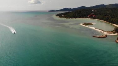 Tropik adanın plajları na yakın mavi deniz. Tropikal egzotik cennet Ko Phangan Adası turistik plajları yakınında sakin mavi deniz nefes kesen drone görünümü. Tayland.