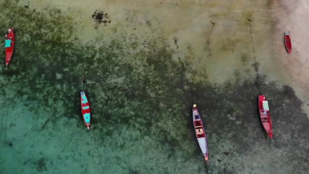 Bateaux de pêche près du récif. Belle vue aérienne des bateaux de pêche flottant sur l'eau de mer bleue près du majestueux récif corallien. Fond naturel exotique paradis. Koh Phangan Samui, Thaïlande. — Video