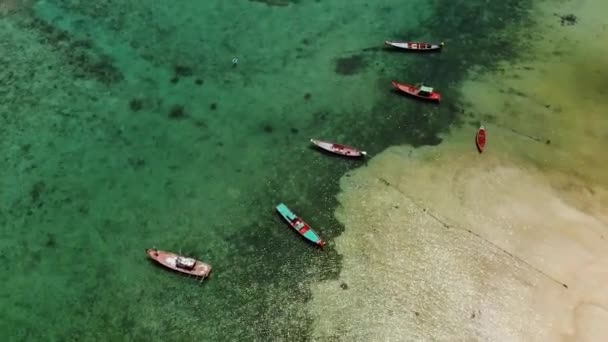 Barcos de pesca perto do recife. Bela vista aérea de barcos de pesca flutuando na água do mar azul perto do majestoso recife de coral. Fundo paradisíaco exótico natural. Koh Phangan Samui, Tailândia. — Vídeo de Stock
