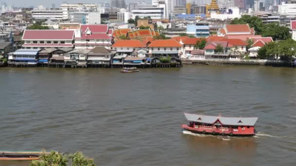 Barco oriental flotando en el río en la ciudad de Krungthep. Buque de transporte moderno flotando en el tranquilo río Chao Praya en el día soleado en Bangkok, cerca de Chinatown. Panorama — Vídeo de stock