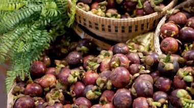 Meyve ve sebzeler köy tezgahında. Marketteki kırsal kesimlere yerleştirilmiş taze meyve ve sebzeler. Tatlı tropik mor mangosteen. Tayland 'da meyvelerin kraliçesi.