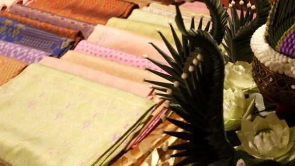Pedaços de tecido de seda na barraca. Pedaços de pano de seda asiático ornamental macio colocados em barraca no mercado de rua — Vídeo de Stock