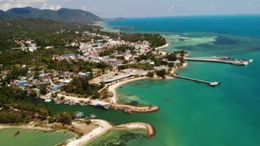 Tropik adanın plajları na yakın mavi deniz. Tropikal egzotik cennet Ko Phangan Adası turistik plajları yakınında sakin mavi deniz nefes kesen drone görünümü. Tayland.